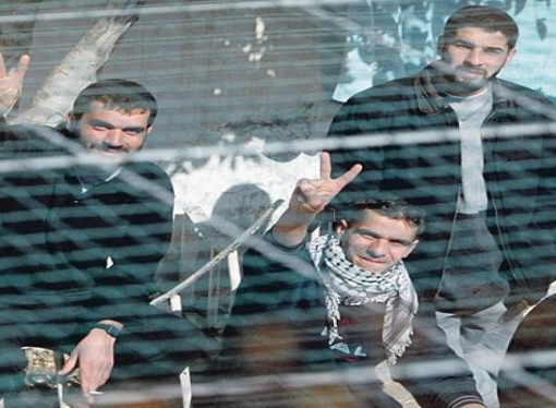 30 أسيرا فلسطينيا يخوضون إضرابا عن الطعام في سجون الاحتلال