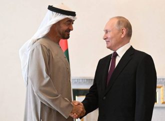 بالفيديو.. بوتين يُلبس رئيس الإمارات معطفه الخاص