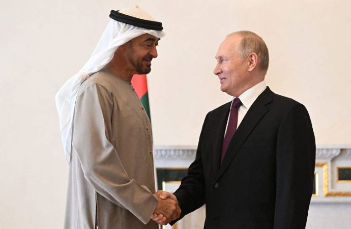 بالفيديو.. بوتين يُلبس رئيس الإمارات معطفه الخاص