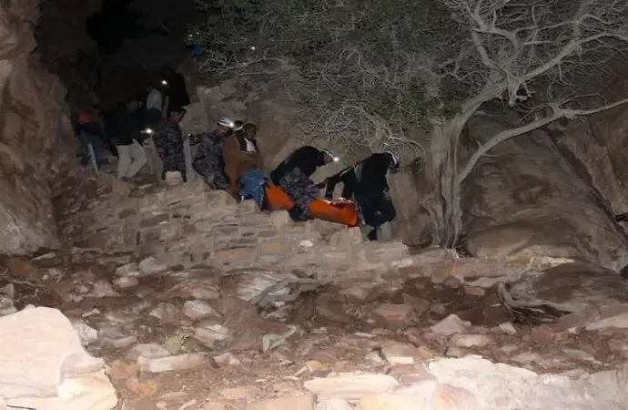 الدفاع المدني ينقذ سائحاً سقط عن مقطع صخري في معان