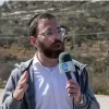 الاحتلال يعتقل صحفيا إسرائيليا وصف منفذي العمليات الفلسطينية بـ”الأبطال”