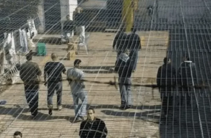 الأسرى في سجون الاحتلال يواصلون “العصيان” لليوم الثالث