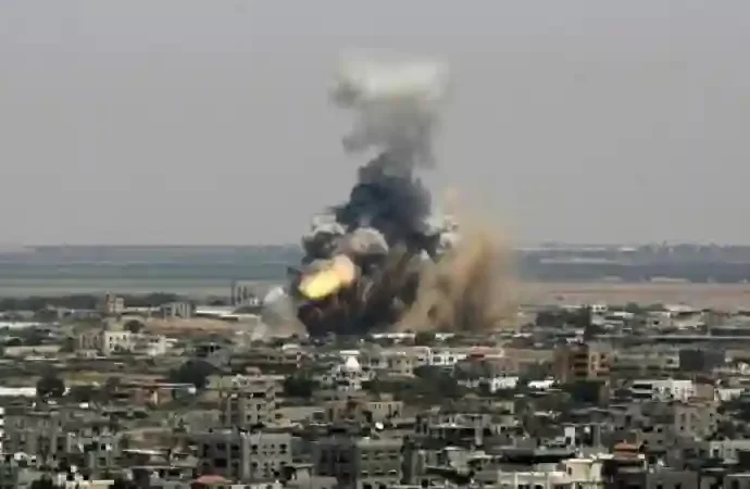 طائرات الاحتلال تقصف موقعاً غربي غزة والمقاومة ترد بـ6 صواريخ