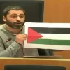 نائب بلجيكي يرفع العلم الفلسطيني داخل البرلمان أمام السفير الإسرائيلي