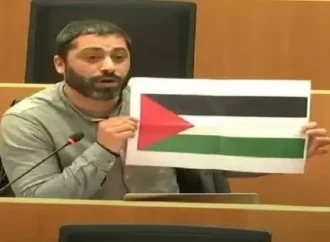 نائب بلجيكي يرفع العلم الفلسطيني داخل البرلمان أمام السفير الإسرائيلي