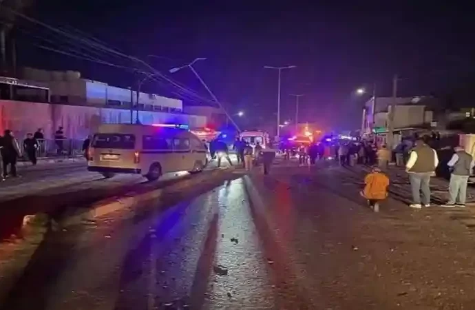 وفاة و13 إصابة بحادث تصادم شاحنة بعدد من المركبات في عين الباشا
