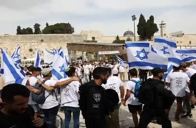 القدس تستغيث ولا مُغيث.. بدء مسيرة الأعلام الصهيونية