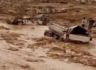 السيول تجرف مركبات في منطقة أبو الزيغان في الزرقاء / فيديو 