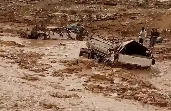 السيول تجرف مركبات في منطقة أبو الزيغان في الزرقاء / فيديو 