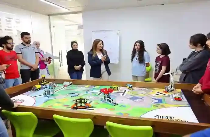 فريق الروبوت الآلي التابع لمركز زها الثقافي يشارك في مسابقة عالمية