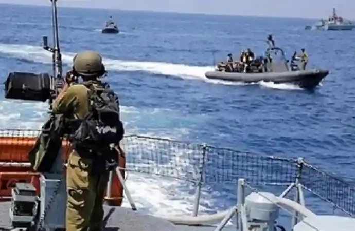 الاحتلال يعتقل صيادين ويصادر قاربهما في بحر شمال غزة