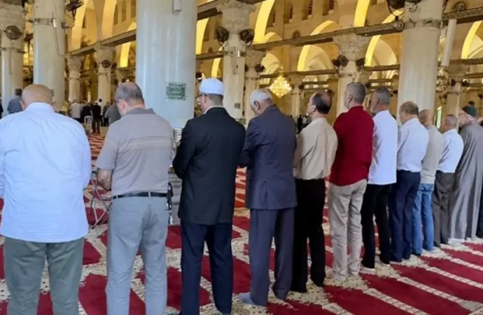 أعداد قليلة من المصلين تتمكن من الوصول إلى المسجد الأقصى