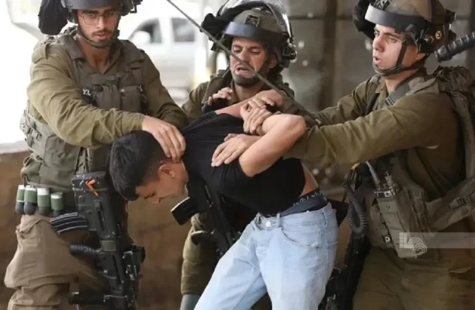العدو الصهيوني يعتقل 40 فلسطينيا في الضفة