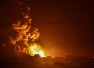 طيران الاحتلال يشن غارات عنيفة في محيط المستشفى المعمداني بمدينة غزة
