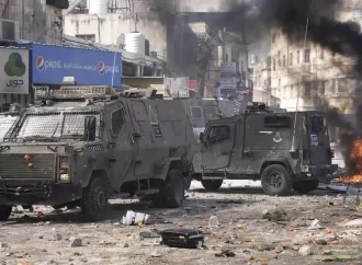 مواجهات عنيفة بين فلسطينيين وقوات إسرائيلية اقتحمت مدينة جنين ومناطق