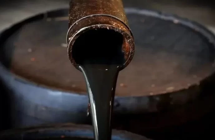 النفط يتراجع مع زيادة إمدادات أوبك
