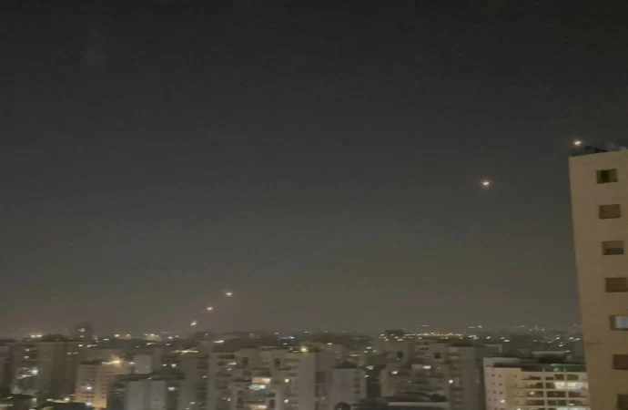 المقاومة تضيء سماء تل أبيب برشقة صاروخية تزامناً مع بدء العام الجديد