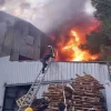  الدفاع المدني يتمكن من اخماد حريق ضخم أتى على مصنع