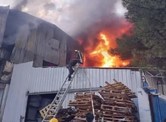  الدفاع المدني يتمكن من اخماد حريق ضخم أتى على مصنع