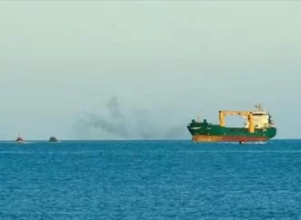 الحوثيون يعلنون استهداف سفينة “ستار أيرس” الأمريكية بعدد من الصواريخ..
