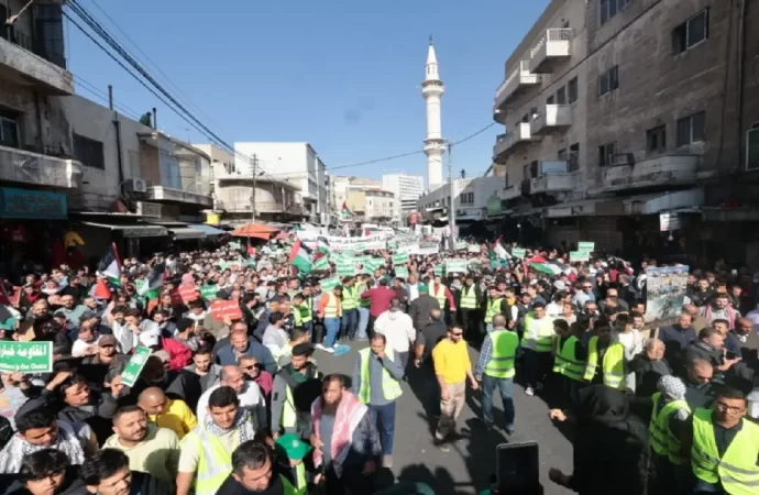 مسيرات حاشدة في عمان واربد