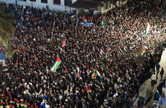 اكثر من (10) آلاف اردني يشاركون في “حصار السفارة الصهيونية” 