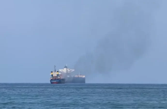 الحوثي تعلن استهداف سفينة إسرائيلية بصواريخ.. وهيئة بريطانية تؤكد اشتعال