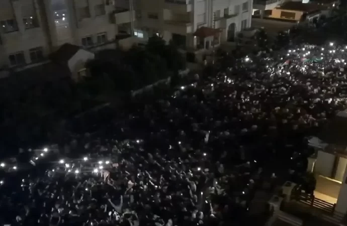 آلاف الأردنيين يحاصرون سفارة الاحتلال تنديدا بالابادة الجماعية