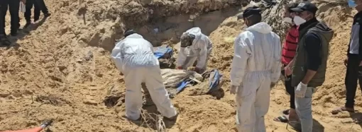 تحت أي جرائم تندرج؟  المقابر الجماعية بعد اكتشافها بغزة