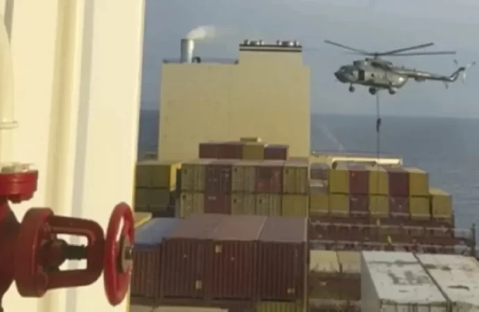 إيران تعلن احتجاز سفينة شحن تابعة للاحتلال الإسرائيلي