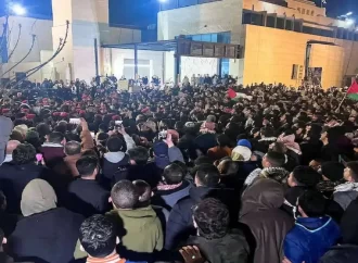 المشاركون في حصار السفارة الاسرائيلية يرفضون محاولات الشيطنة.. ويدعمون المقاومة
