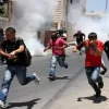 قوات الاحتلال  تطلق الغاز السام صوب مدرسة بالخليل