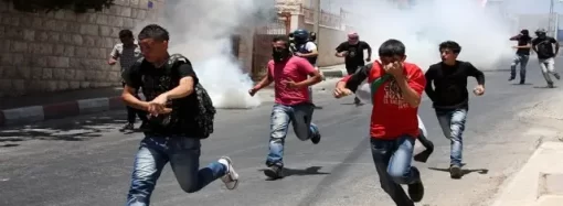 قوات الاحتلال  تطلق الغاز السام صوب مدرسة بالخليل