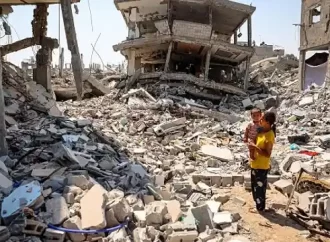 حرب غزة في يومها 262 غارات عنيفة على خانيونس وحي الزيتون