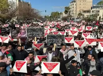 رغم الحر آلاف الأردنيين يهتفون ضد الإرهاب الأميركي قرب السفارة الأميركية