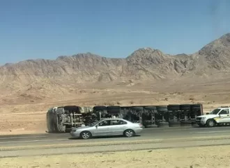 تدهور شاحنة على الطريق الصحراوي