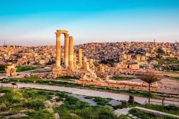 أجواء حارة نسبيا في معظم المناطق السبت