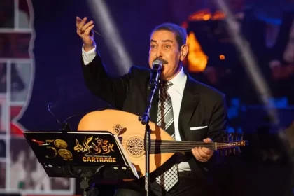 بوشناق يطل على جمهور مهرجان قرطاج بربطة عنق مستوحاة الكوفية الفلسطينية