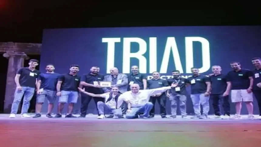 بعد إطفاء شعلته..مدير مسرح الساحة الرئيسية في جرش 38 يكرم فريق العمل