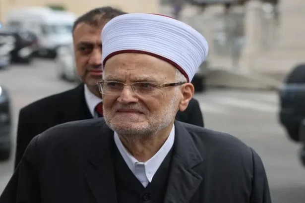 الشرطة الإسرائيلية تمنع الشيخ عكرمة صبري من دخول المسجد الأقصى 6 شهور