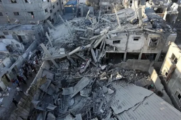 في اليوم الـ 307 لحرب غزة.. 7 شهداء منذ الصباح الباكر الطليعة نيوز شهد قطاع غزة اليوم الخميس سلسلة غارات للطيران الإسرائيلي وقصف مدفعي لعدد من المناطق أسفرت عن ارتقاء مزيد من الشهداء والجرحى وفق ما أعلنته مصادر فلسطينية. وبحسب المصادر فقد أسفرت غارة لطيران الاحتلال استهدفت منزلا في شارع الصحابة بمدينة غزة عن استشهاد 5 وإصابة أخرين. كما استشهد فلسطيني إثر قصف الاحتلال منزلا شرق منطقة بلوك 4 شارع المدارس بمخيم جباليا شمال القطاع . في غضون ذلك انتشلت طواقم الإسعاف صباح اليوم جثمان شهيد بعد أن استهدف الاحتلال الإسرائيلي منزله الليلة الماضية. واستهدفت طائرات الاحتلال الحربية المناطق الشرقية من مدينة غزة، وبيت لاهيا شمال القطاع فضلا عن تعرض مدينة الأسرى ومدينة الزهراء ومنطقة المغراقة وشمال مخيم النصيرات وسط القطاع للقصف المدفعي. كما شنت تلك طائرات الاحتلال غارتين على المنطقة الشمالية الشرقية لمدينة رفح جنوب القطاع فيما استهدفت غارة الطوابق العلوية في برج جبريل في مدينة دير البلح وسط القطاع. المصدر: وكالات في اليوم الـ 307 لحرب غزة..