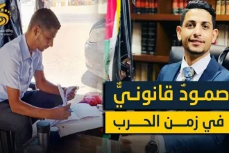 "محمد جرغون" يتفحص حزمةً من الأوراق