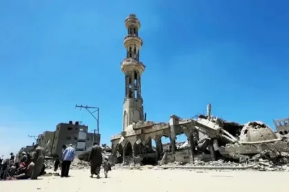 مشاهد لاقتحام الاحتلال مساجد بغزة وإحراقه مصاحف (فيديو)