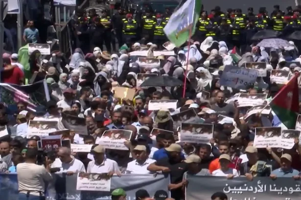 مسيرة في وسط البلد دعما للاسرى في سجون الاحتلال