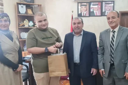 الحجاج يكرم بطل الثانوية العامة المصاب بالتوحد عقل الصمادي