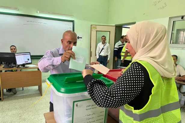 الزرقاء تشهد إقبالًا ملحوظًا في الانتخابات النيابية ومشاركة فعالة للمرأة والشباب