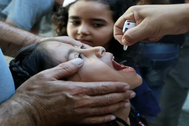 تطعيم نحو 161 ألف طفل في اليوم الأول من الحملة ضد شلل الأطفال جنوبي قطاع غزة