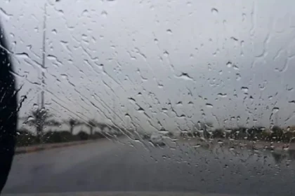 انخفاض الحرارة وتحذيرات من الضباب والانزلاق صباح الإثنين
