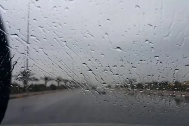 انخفاض الحرارة وتحذيرات من الضباب والانزلاق صباح الإثنين