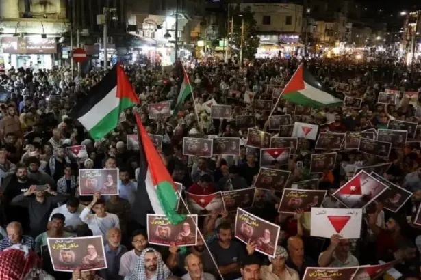 مظاهرة ليلية شعبية وسط عمان